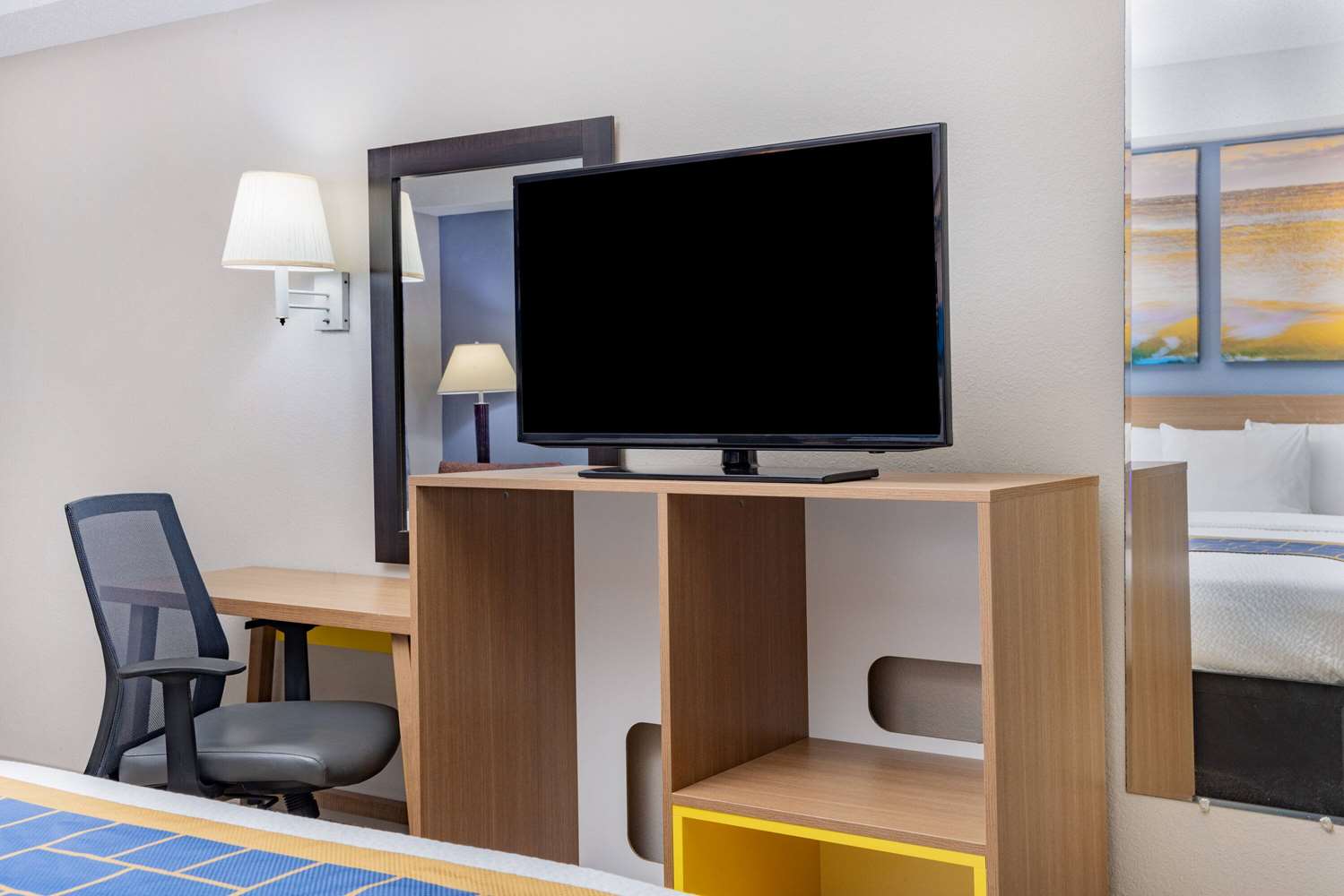 Days Inn & Suites by Wyndham Savannah Midtown 47/56