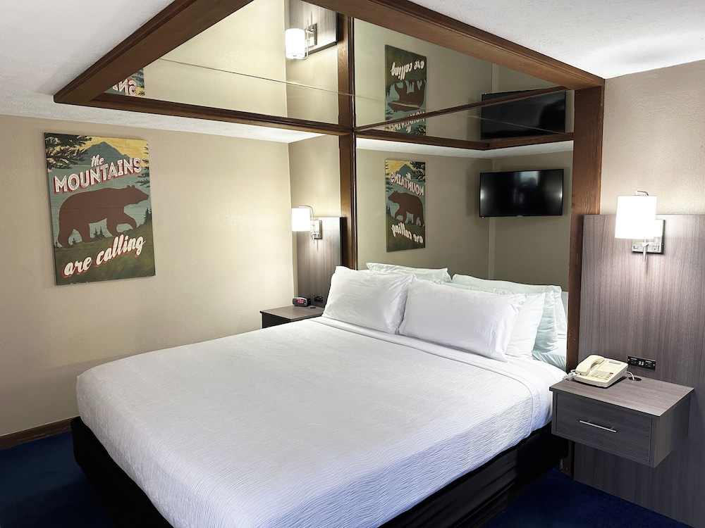 SUITE, QUEEN BED, JETTED TUB