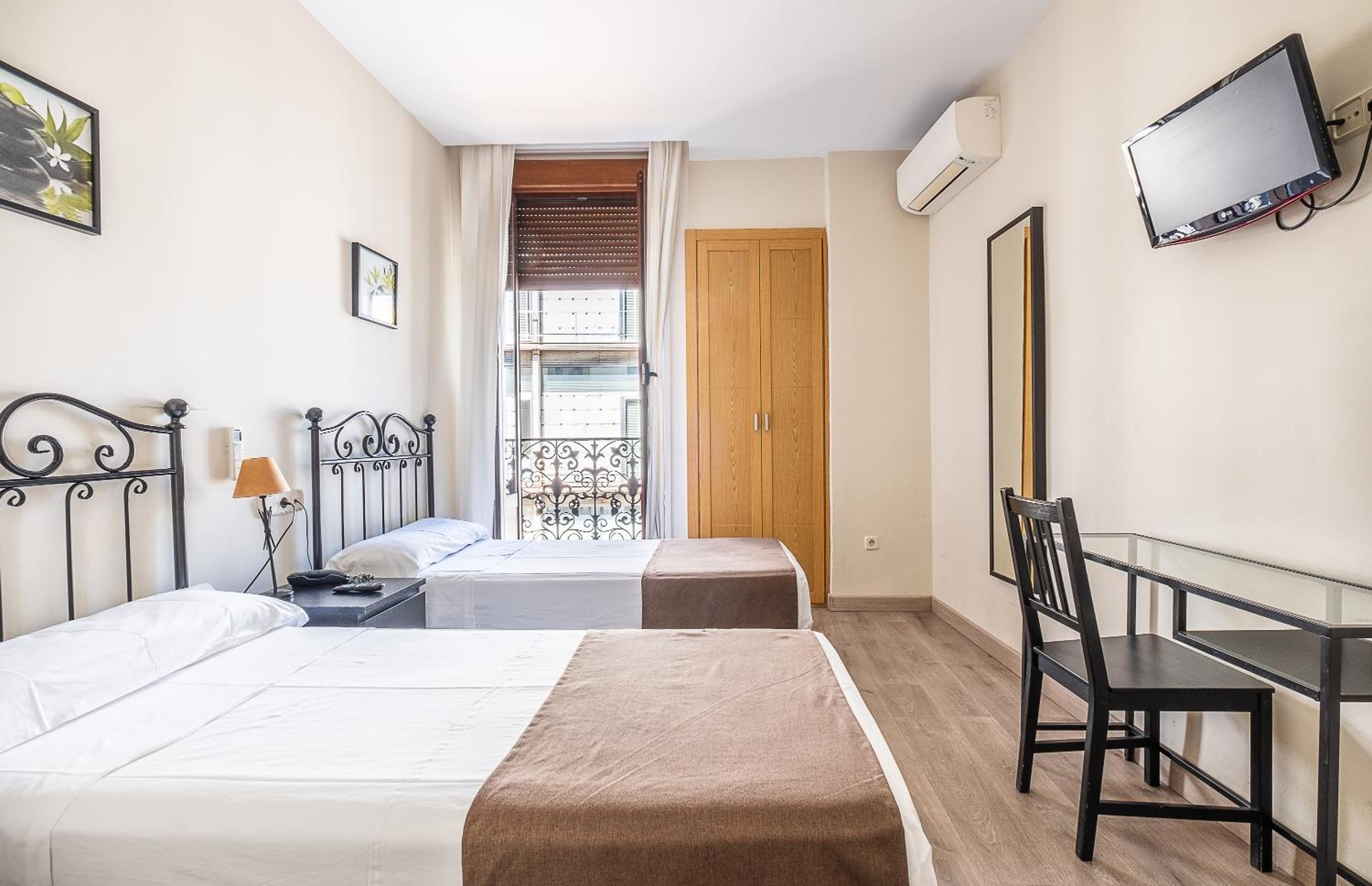 Room, Quadruple, Double and Twin Beds, Hostal El Pilar 3/3