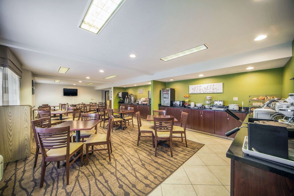 Sleep Inn & Suites Columbus, NE 35/61