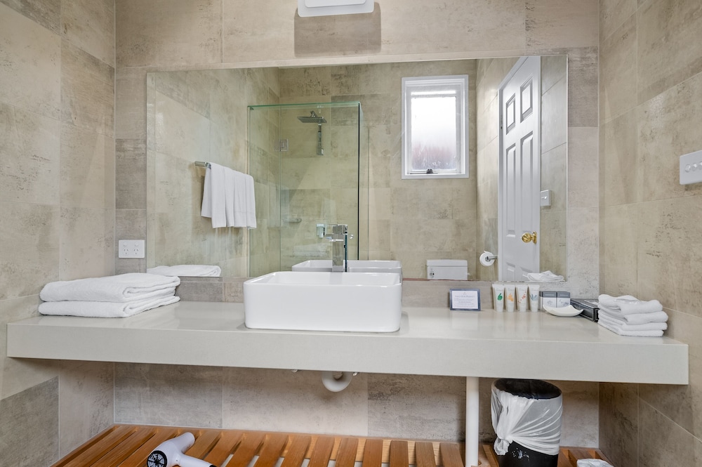 2 Bedrooms, Family Suite, Queen and Twin Beds, Kitchenette, ROWVILLE INTERNATIONAL HOTEL 5/5