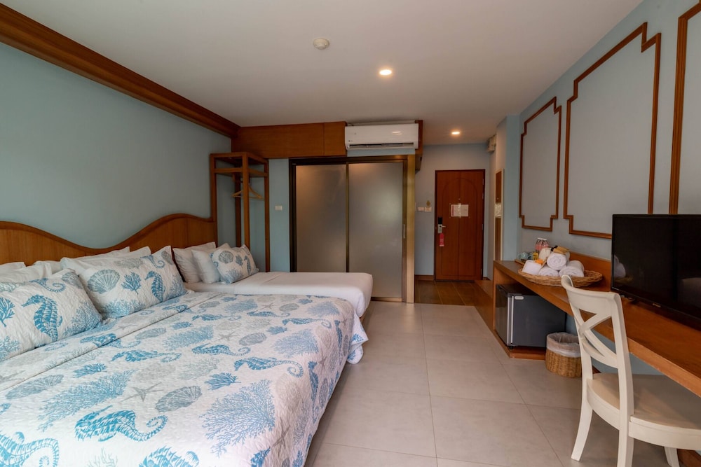 غرفة ثلاثية بسرير فردي وسريرين كوين بإطلالة على المسبح، ROYAL PINEAPPLE HOTEL a welcome to wealth and good fortune 5/11