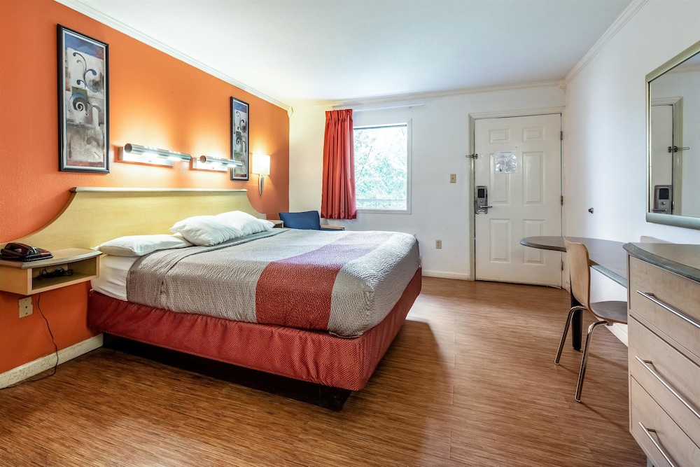 Motel6 Gatlinburg, TN - Smoky Mountains 10/40