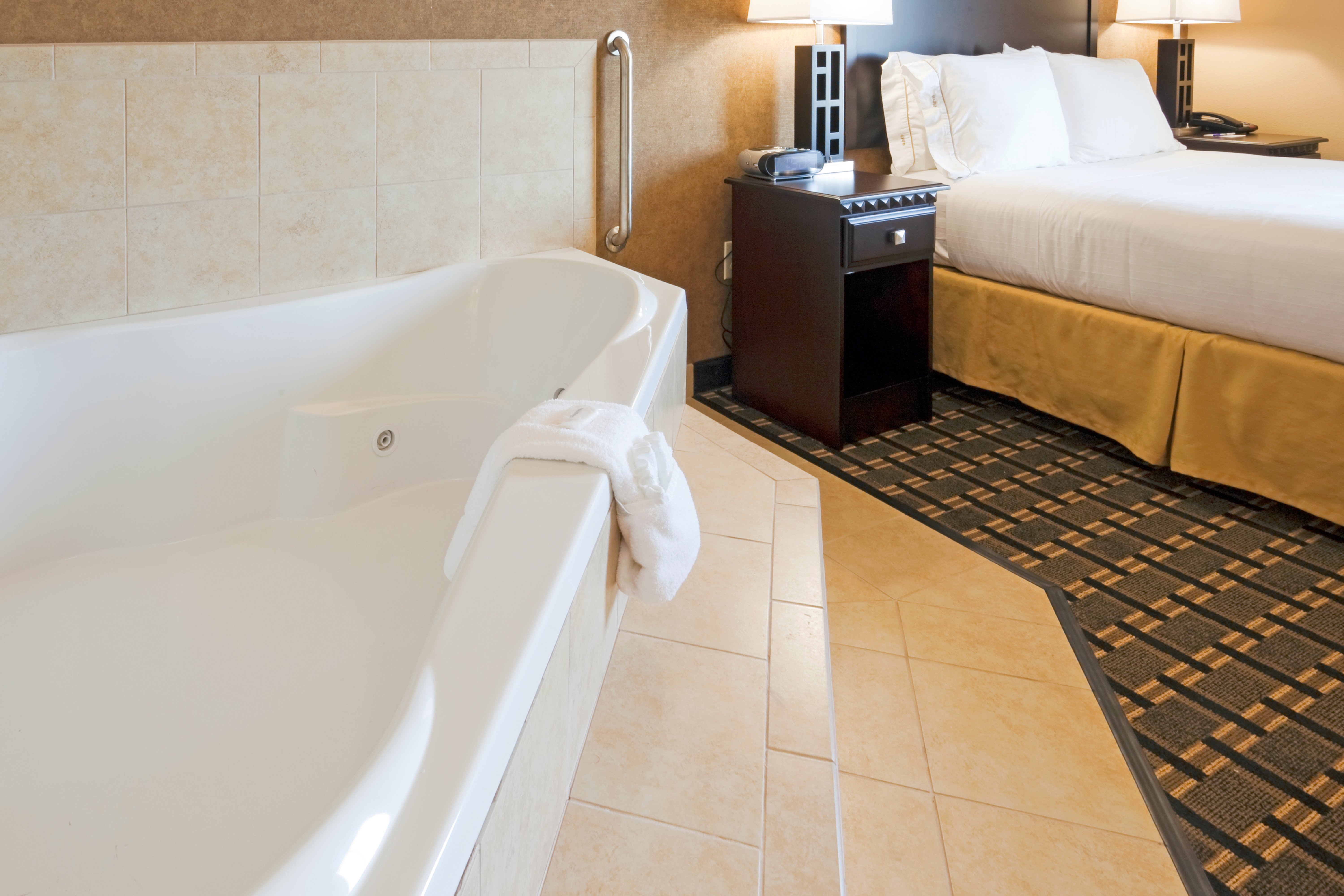 Holiday Inn Express Hotel Suites Ennis 66/70