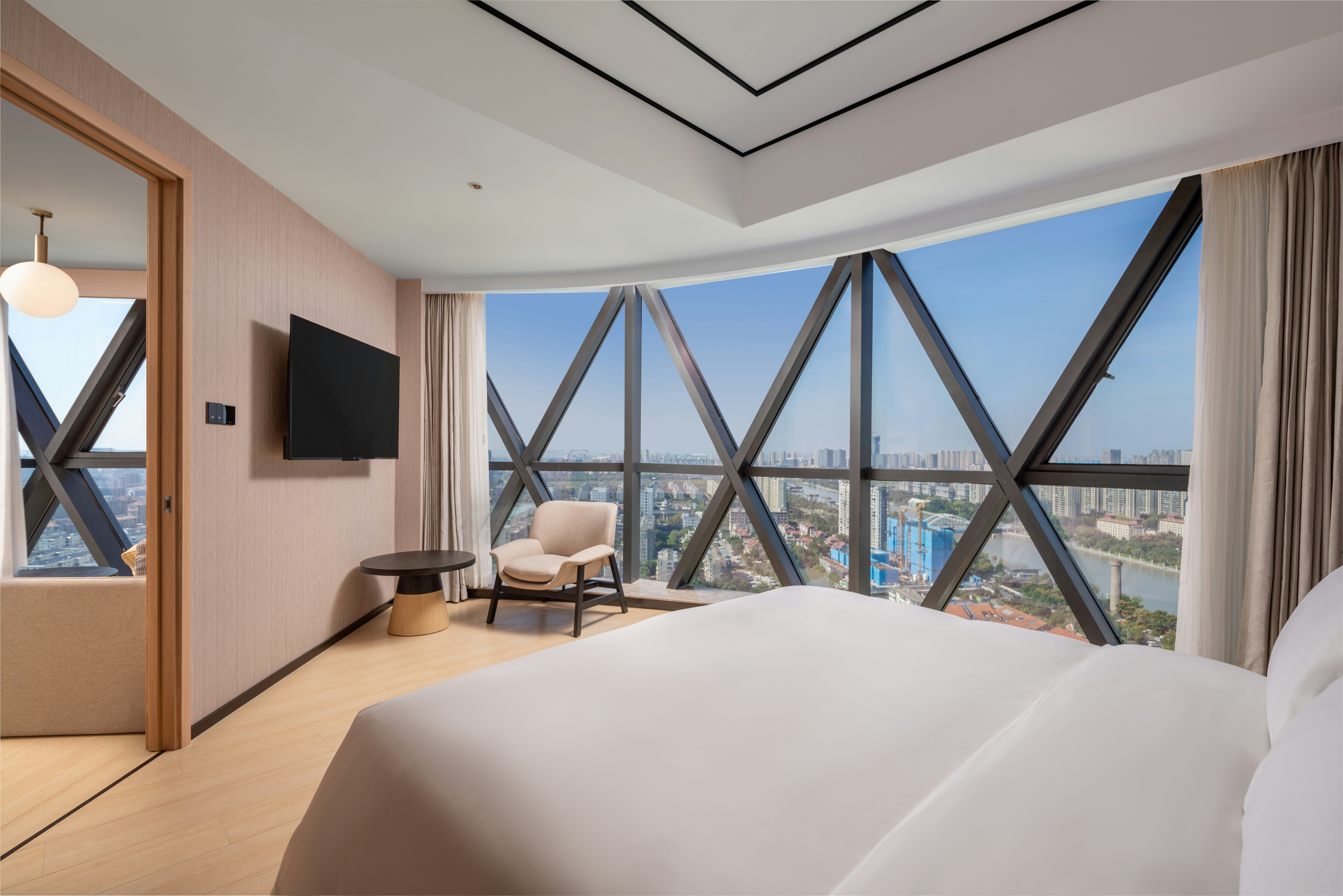 DELUXE, SUITE, KING BED
