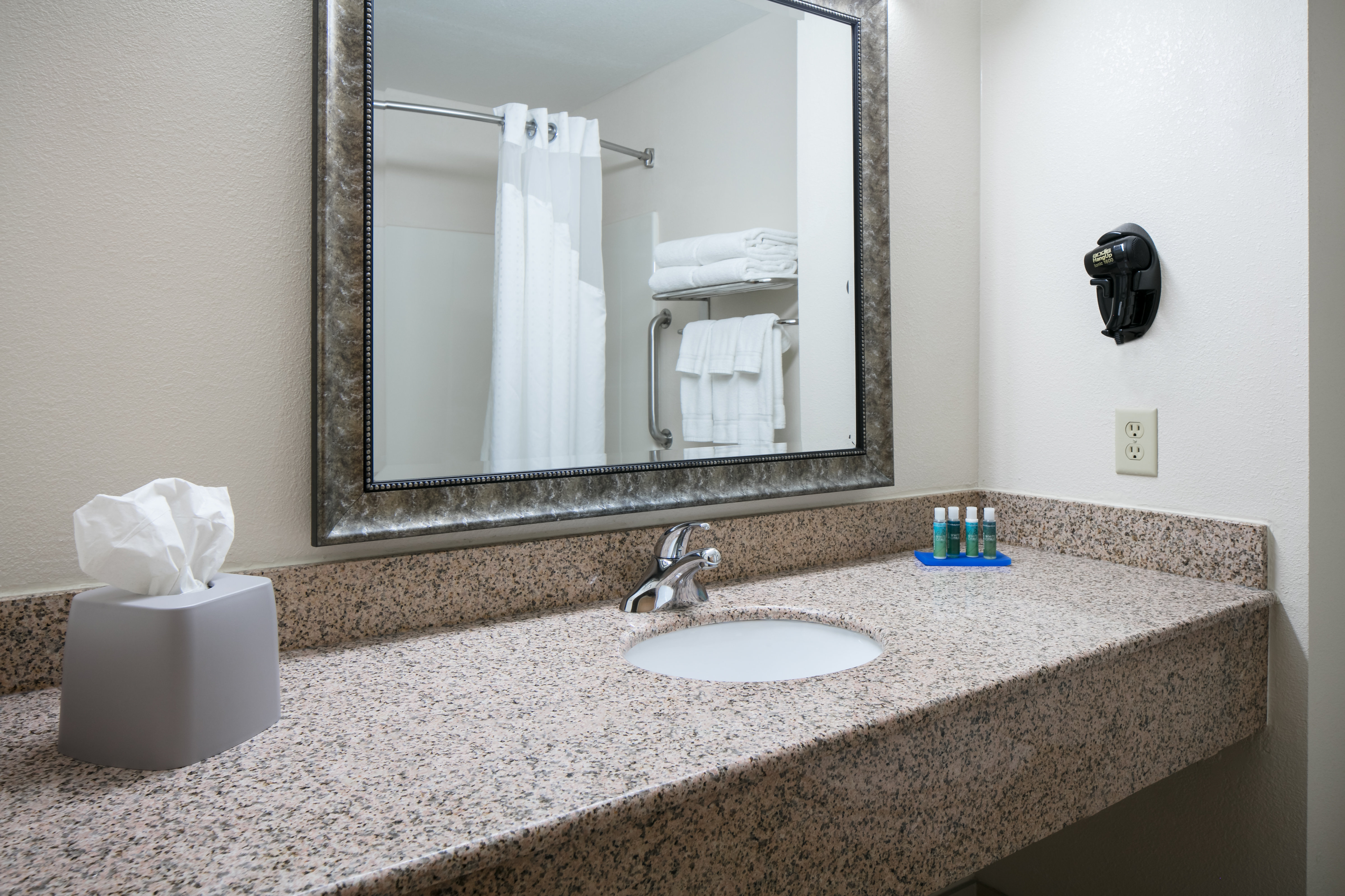 Holiday Inn Express Hotel Suites Clinton 48/50