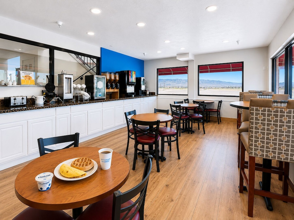 Days Inn by Wyndham Lake Point 24/40