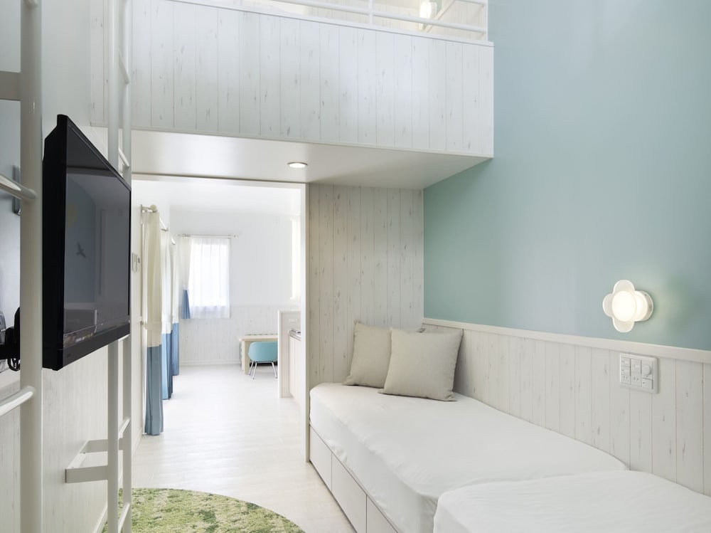Kids, Lodge, Twin Beds, Port Area