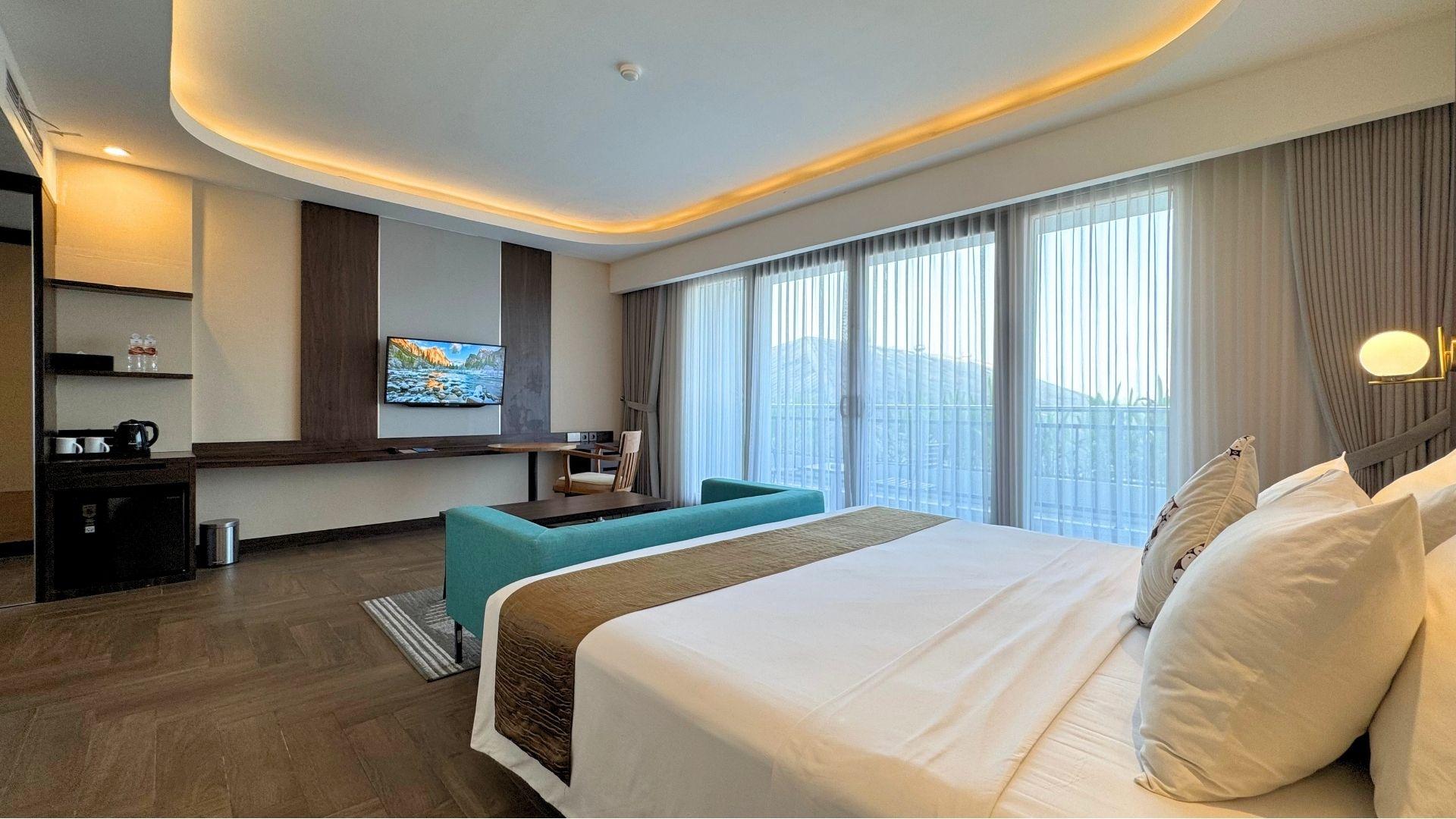 Ambassador, Suite
