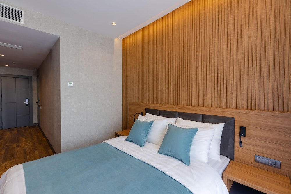 STANDARD, DOUBLE BED, BACK SIDE