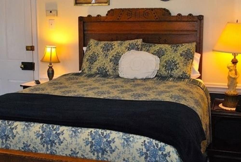 Carrier Houses Bed and Breakfast 11/60