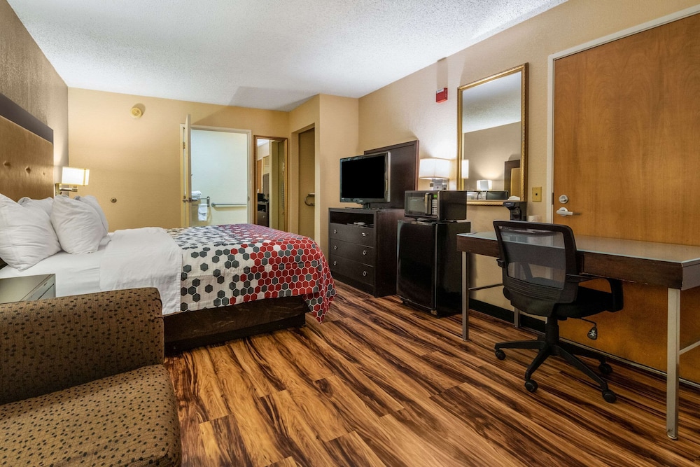 Econo Lodge Hillsboro I-35 18/35