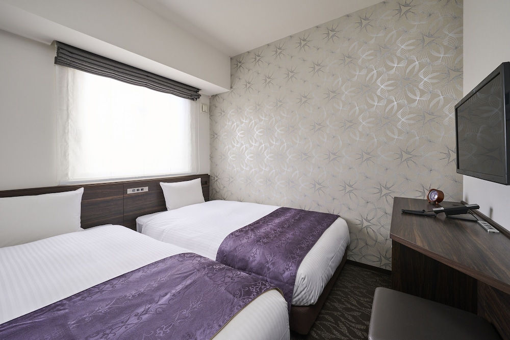 COMPACT, TWIN BEDS, SMOKING