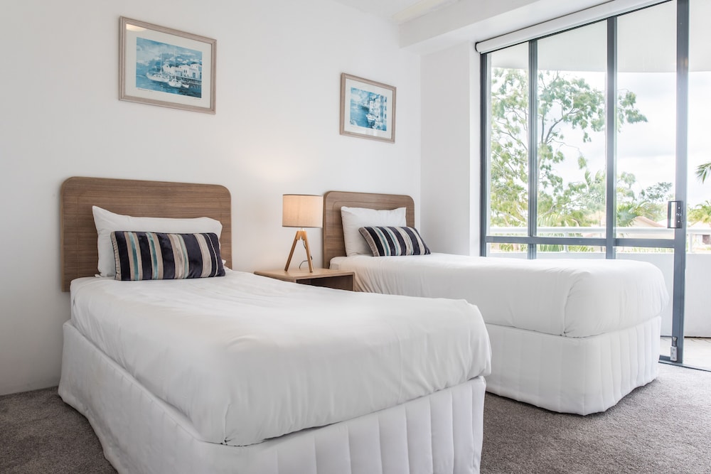 3 BEDROOMS, APARTMENT, GARDEN SIDE