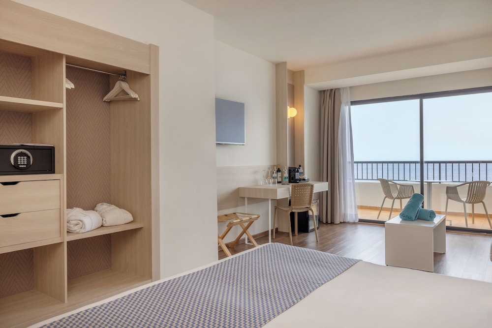 غرفة سوبيريور بسرير كوين بإطلالة على البحر بشرفة مع أريكة، Alua Calas de Mallorca Resort 5/10
