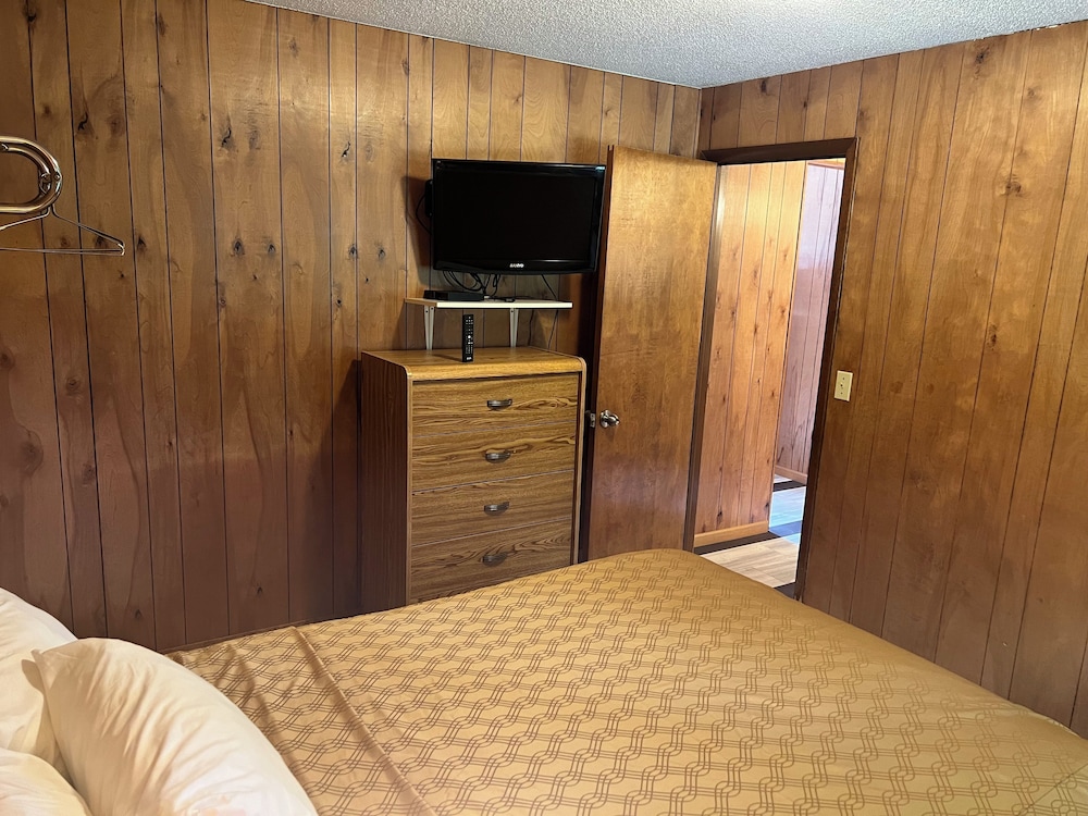 Amber s Inn & Suites 39/71
