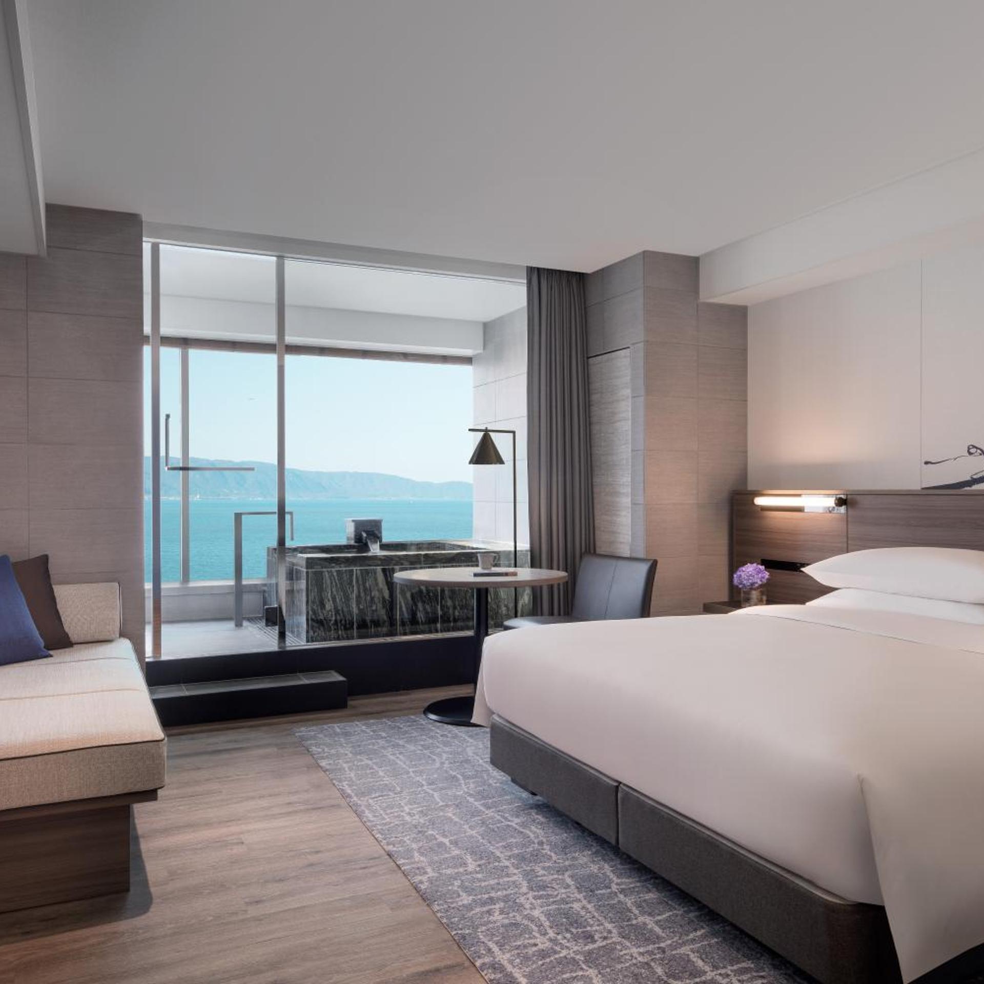 Room, King Bed, Lake View, Hot Spring Bath