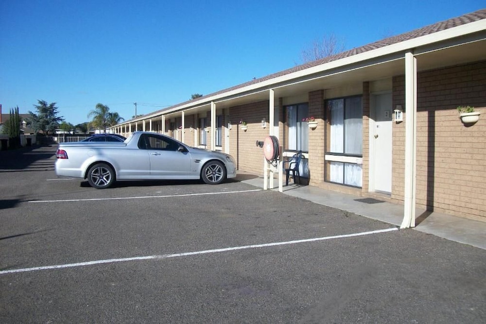 COUNTRY HOME MOTOR INN 24/28