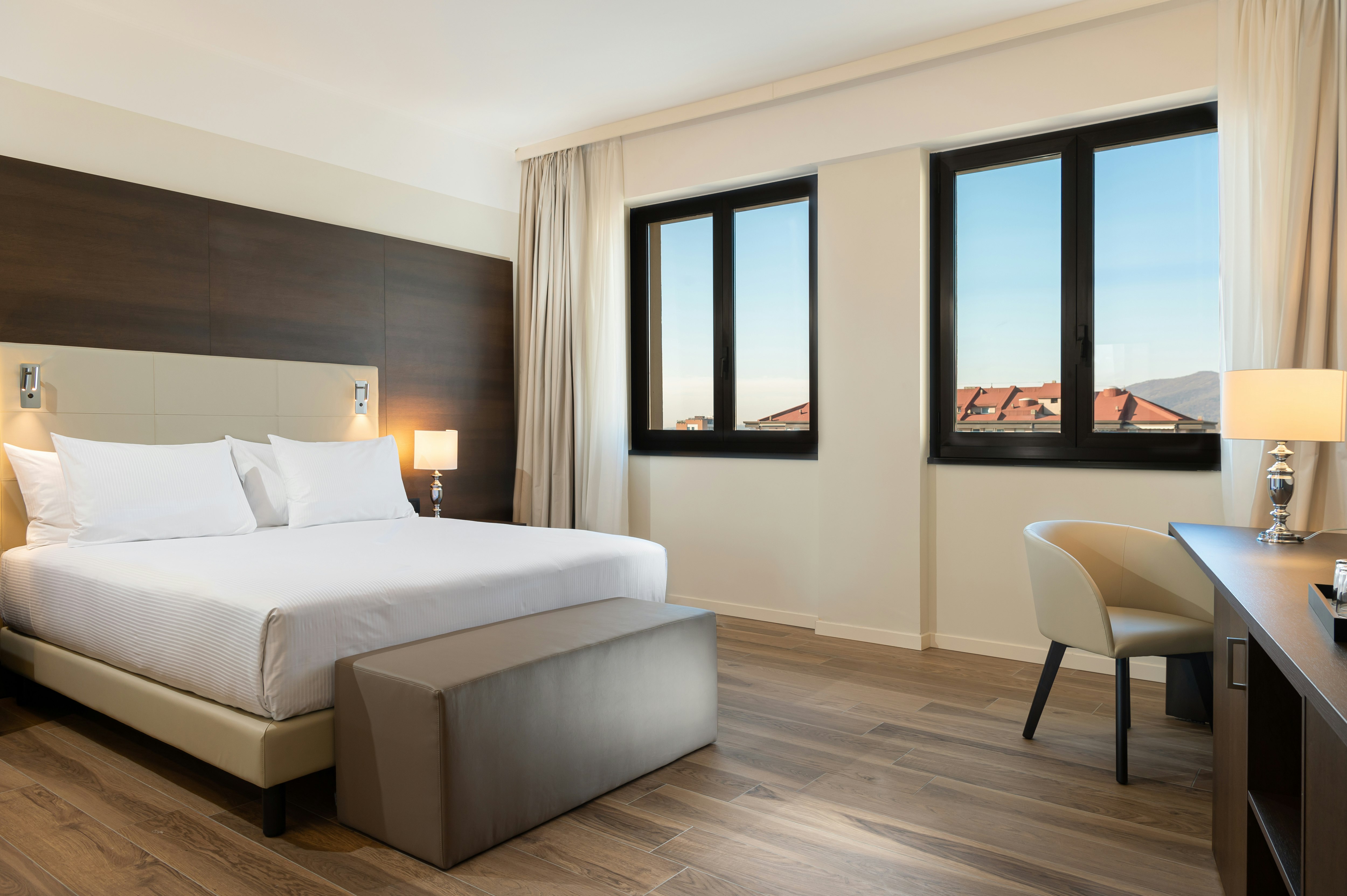 DELUXE, KING BED