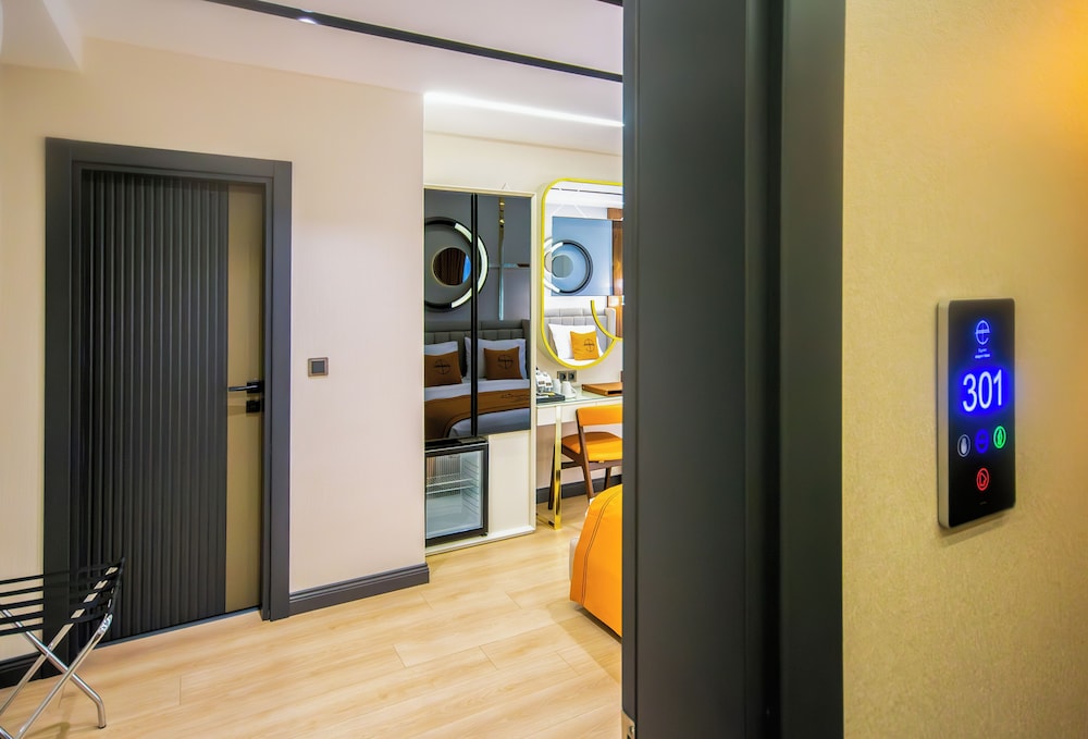 Elysian Airport Hotel & Restaurant 25/50