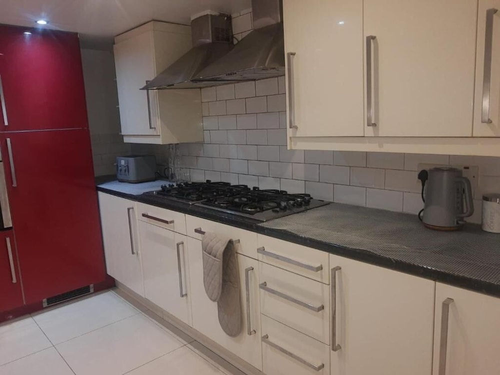 OYO Rayan's Lodge Stratford 29/31