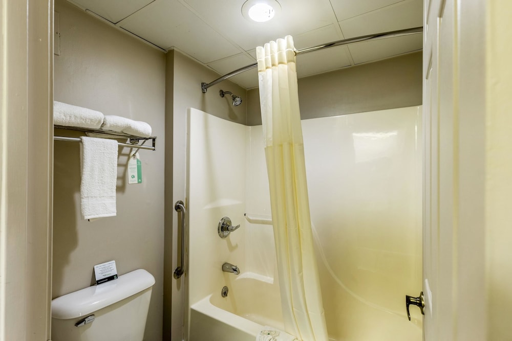 Quality Inn Rolla MO 17/49