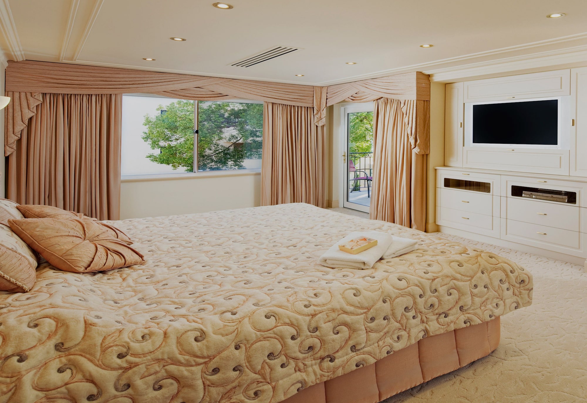 EXECUTIVE, SUITE, RIVERSIDE