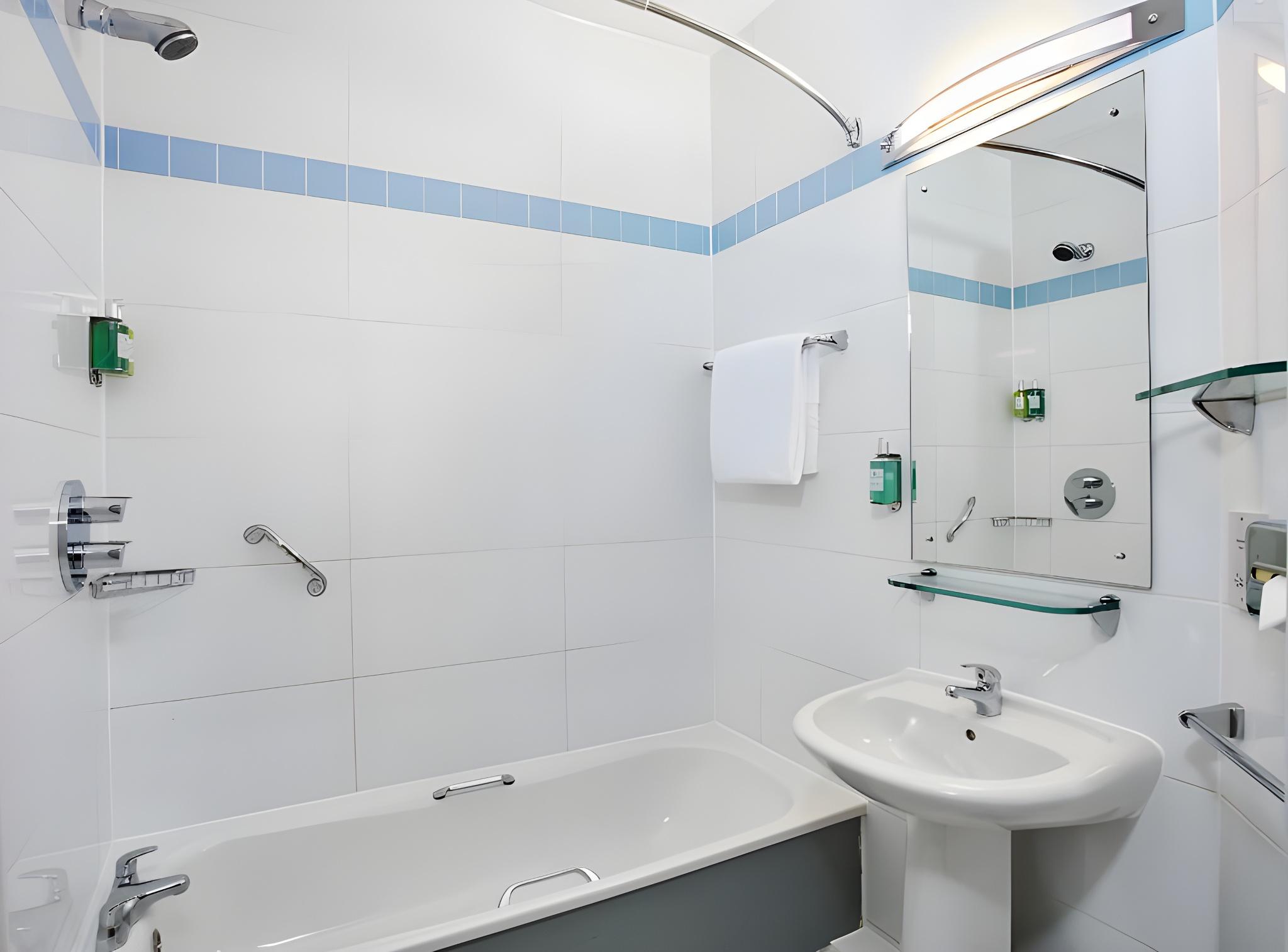 Room, Single, 2 Double Beds