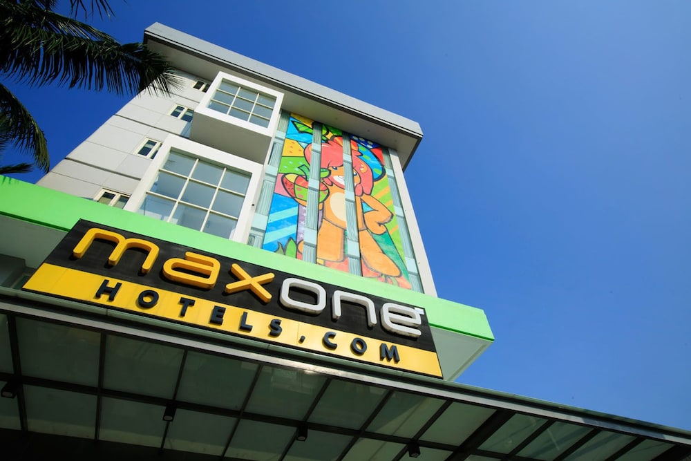 Ascent Hotel & Cafe Malang (formerly MaxOne Ascent Hotel Malang) 2/41