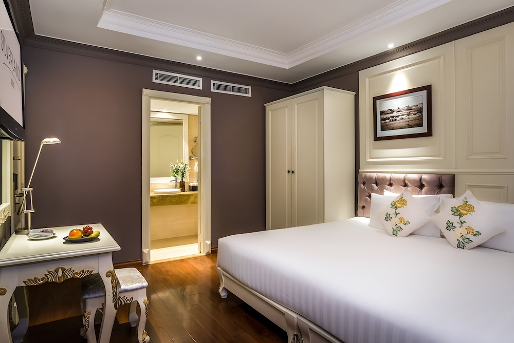 DELUXE, DOUBLE OR TWIN BED, NO WINDOW