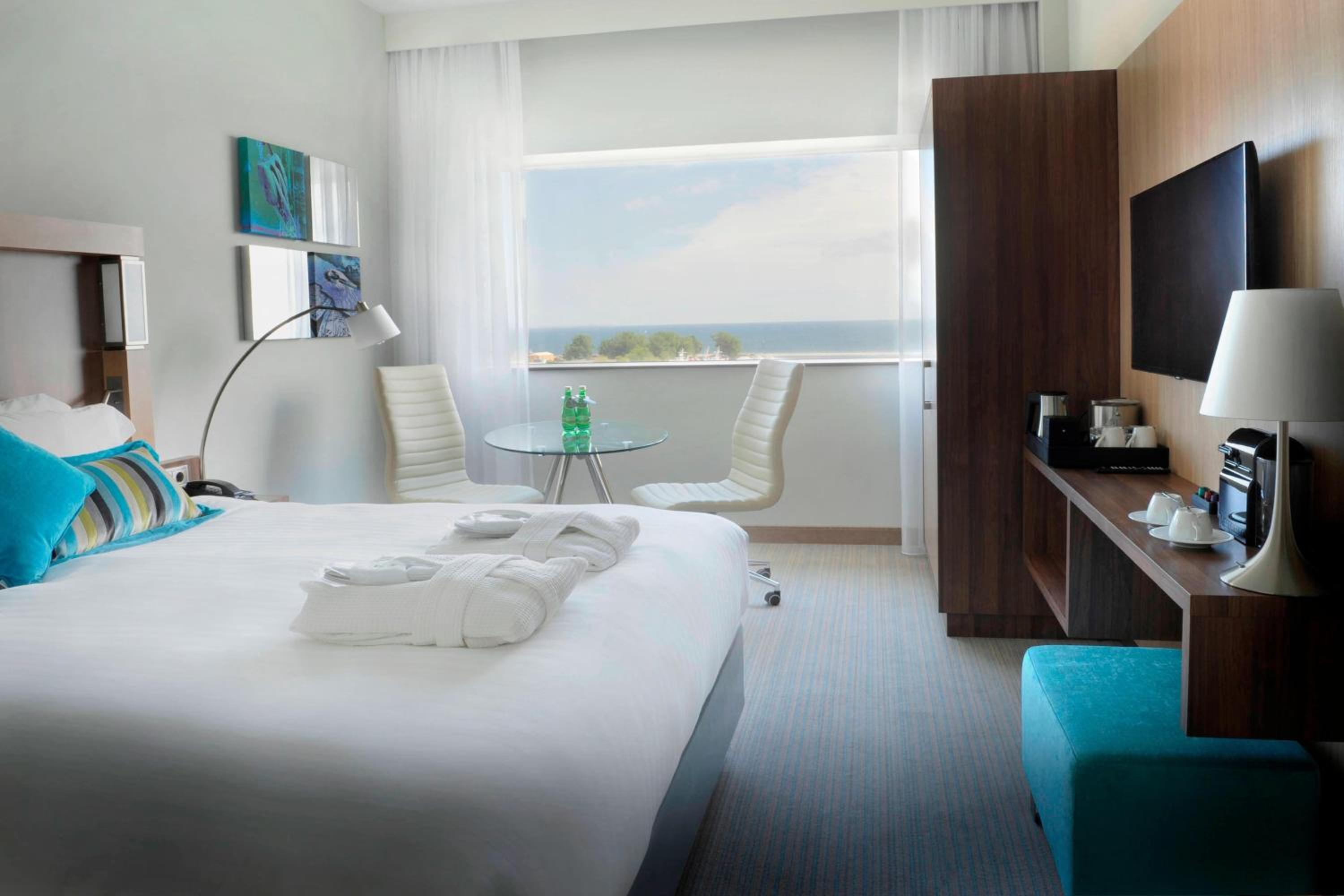 Guest Room, Deluxe, King Bed, Sea View, High Floor
