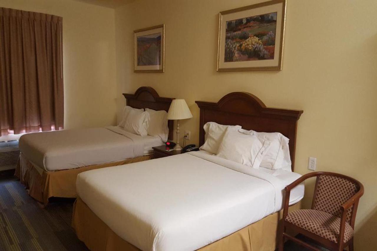 Days Inn by Wyndham Plainview 1/5