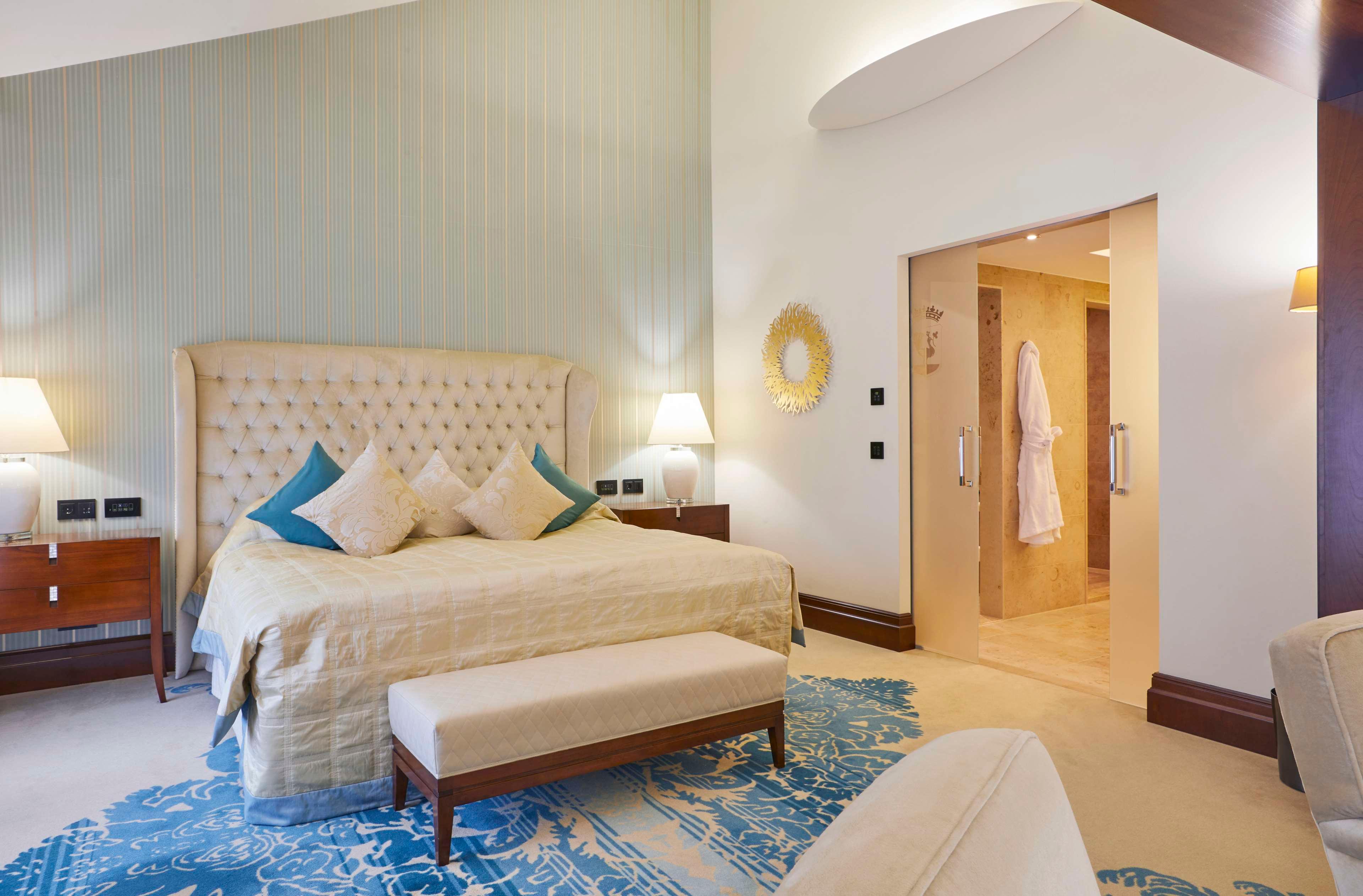 1 BEDROOM, EXECUTIVE, SUITE, KING BED