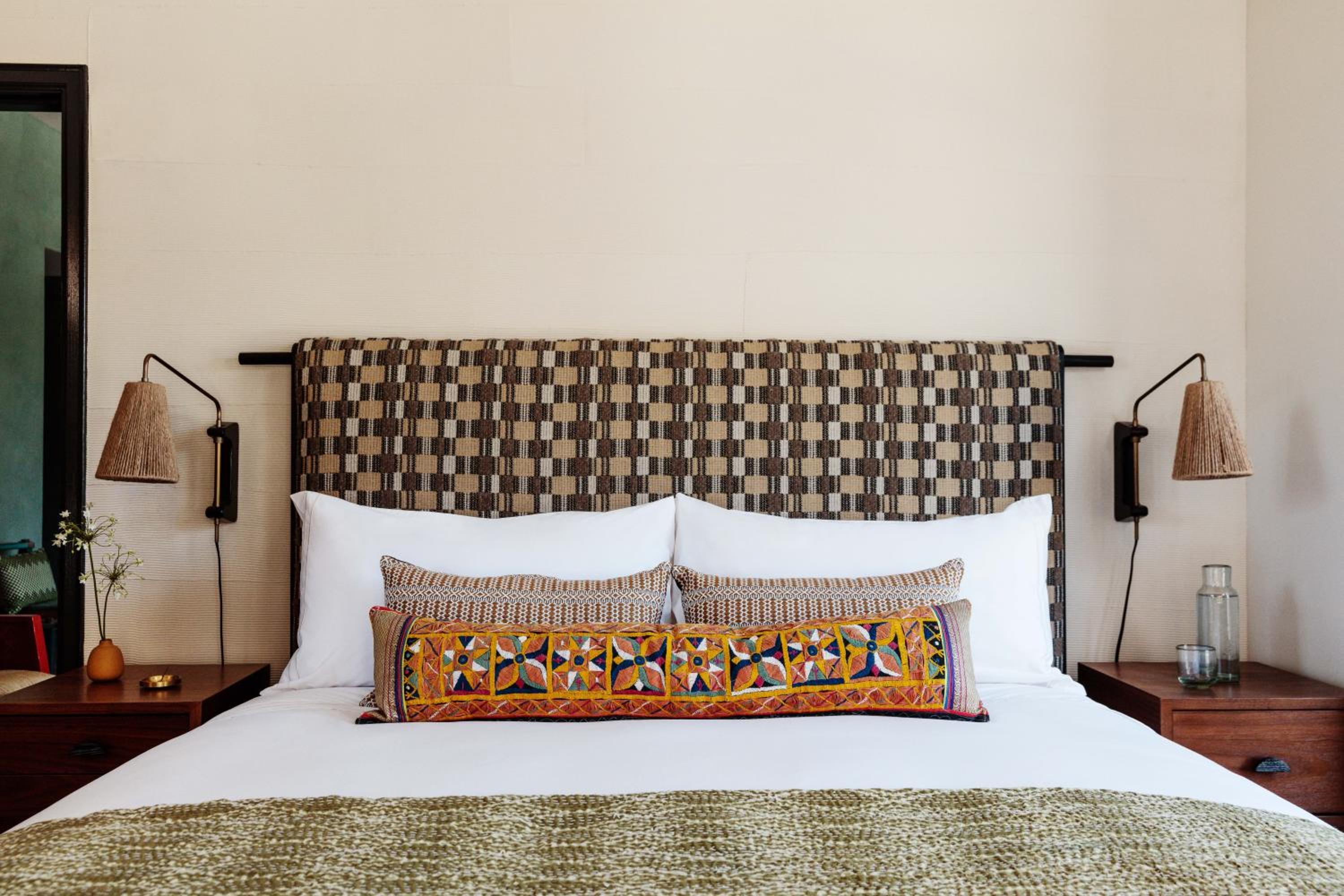 DELUXE, KING BED