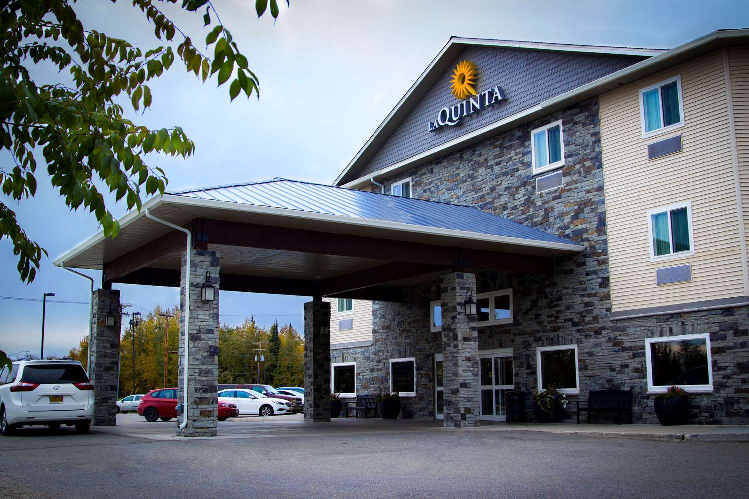 La Quinta Inn & Suites by Wyndham Fairbanks Airport 50/50