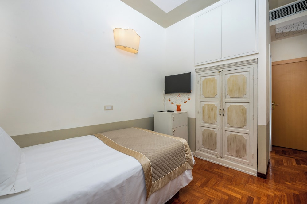 ROOM, SINGLE