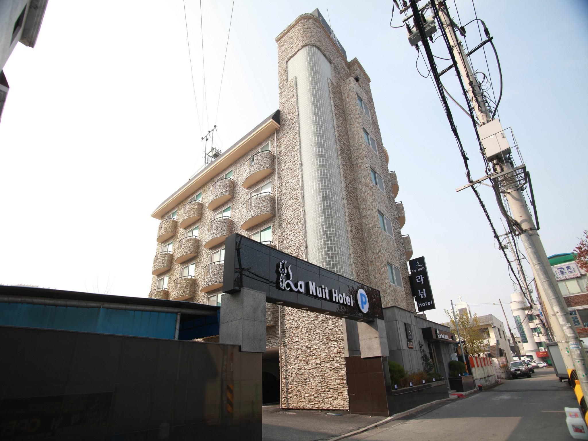 LA NUIT HOTEL 21/22