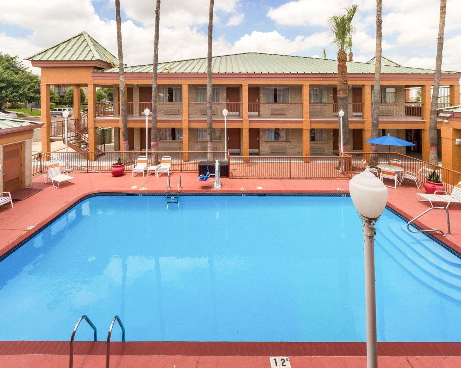 Econo Lodge Inn and Suites Eagle Pass, TX 5/37
