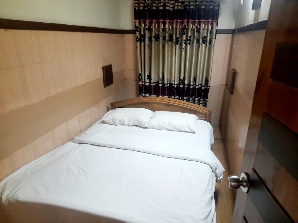 Family Suite, 1 King and 4 Single Beds