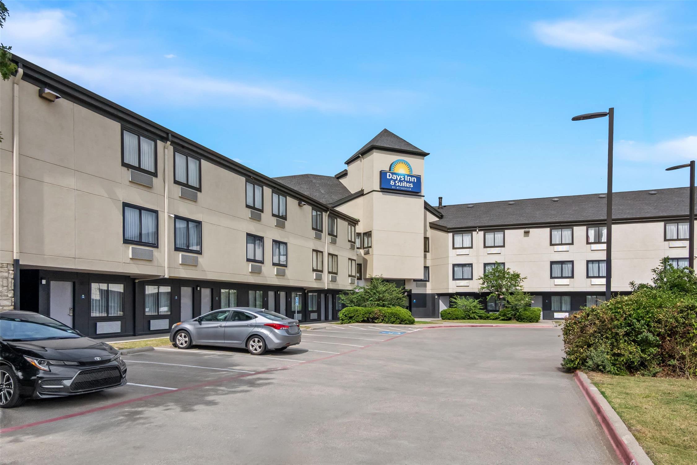 Days Inn & Suites by Wyndham DeSoto 30/44