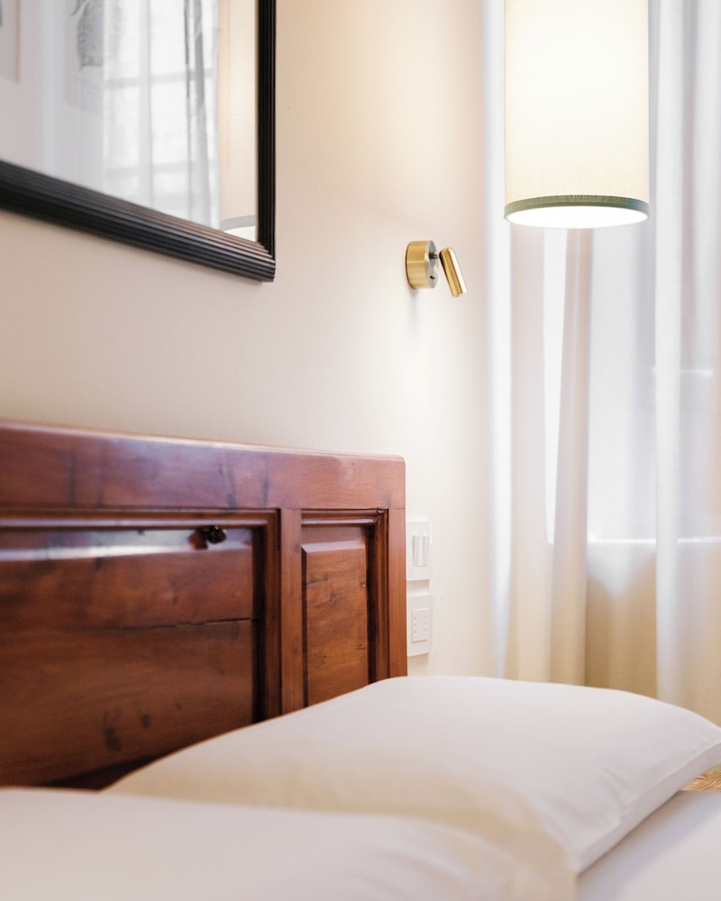 غرفة تنفيذية بسريرين منفصلين بإطلالة على الحديقة مع أريكة، Villa Castiglione 3/8