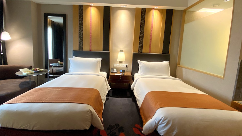 غرفة قياسية بسريرين منفصلين بإطلالة على المسبح للمدخنين، Holiday Inn New Delhi Mayur Vihar Noida 9/10