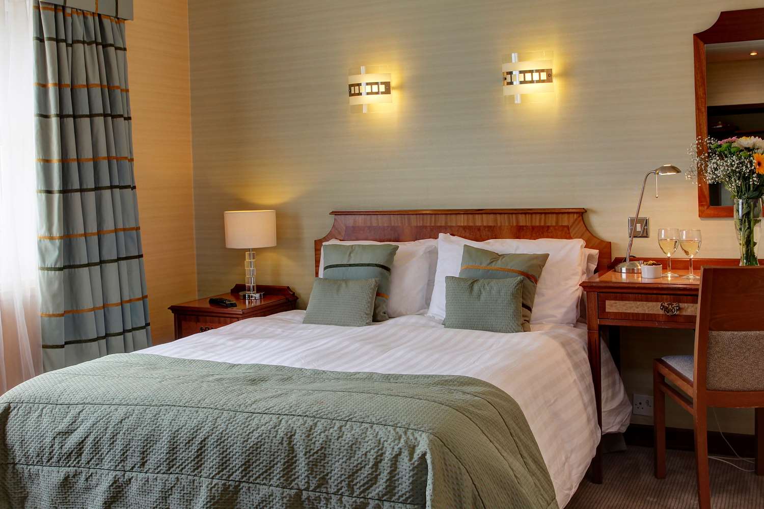 Standard, Queen Bed