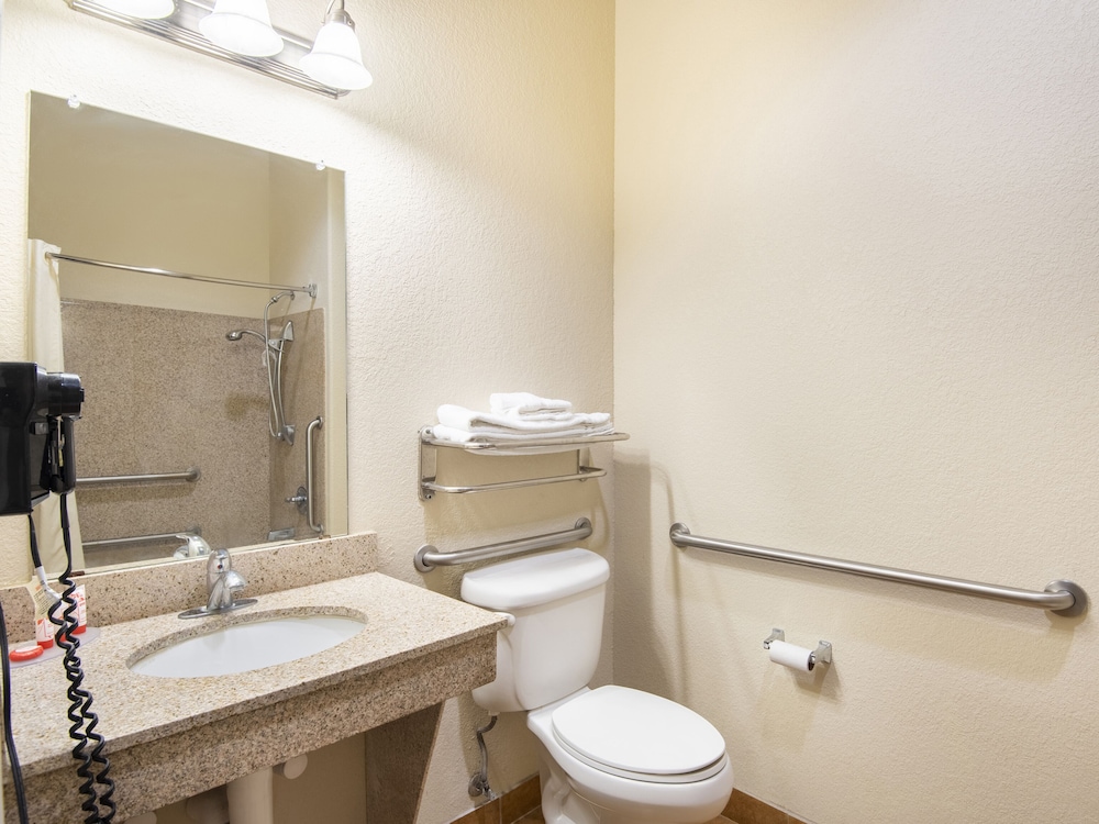 OYO Townhouse Clute Lake Jackson 7/44
