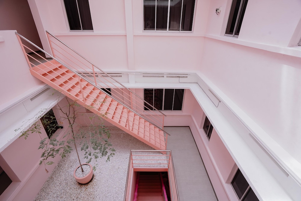 Pink Cabana Hotel 2/78