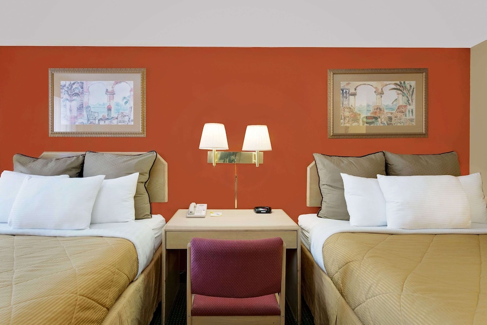 Days Inn by Wyndham Fort Walton Beach 24/34