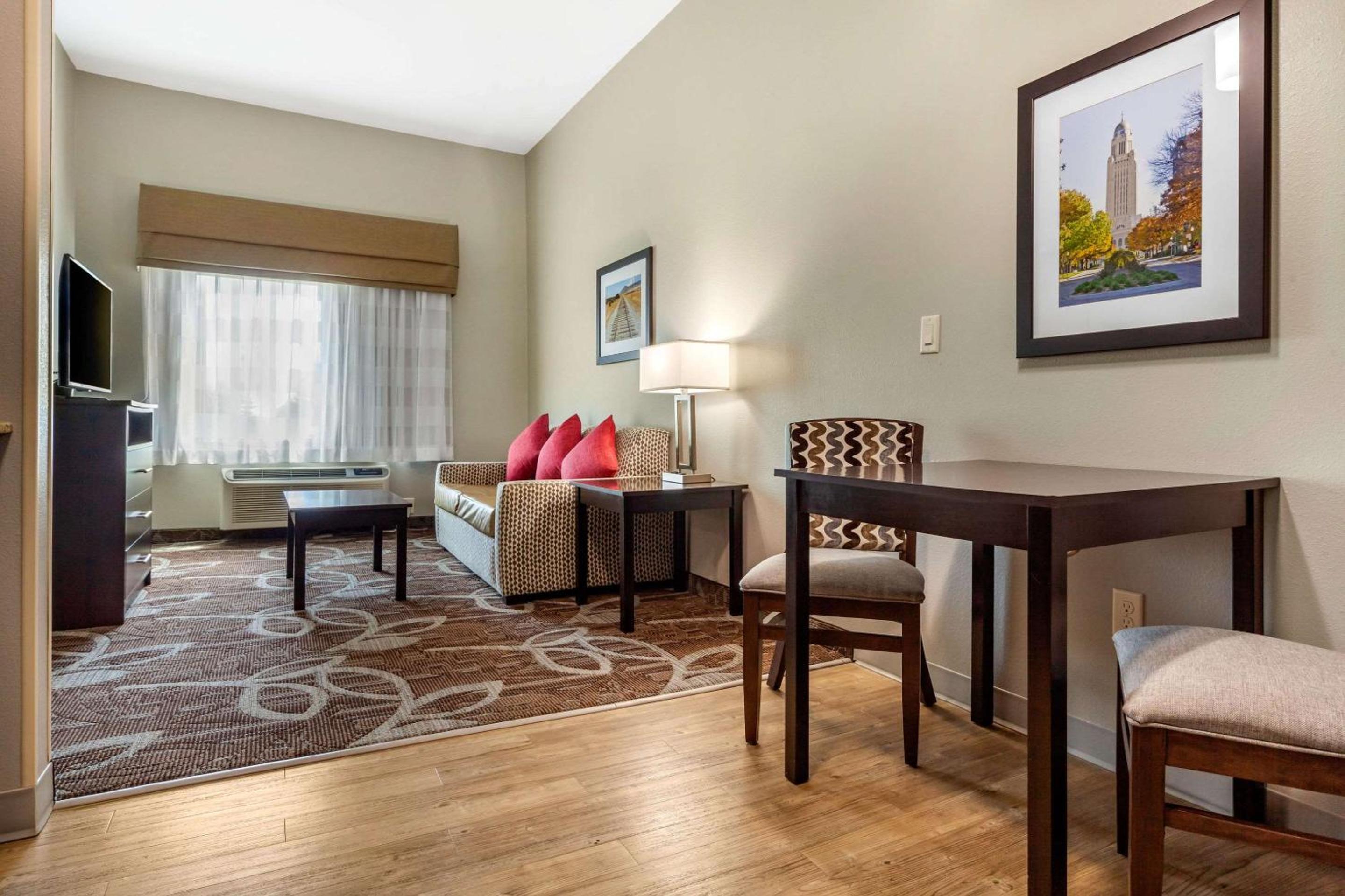 SUITE, KING BED, ACCESSIBLE
