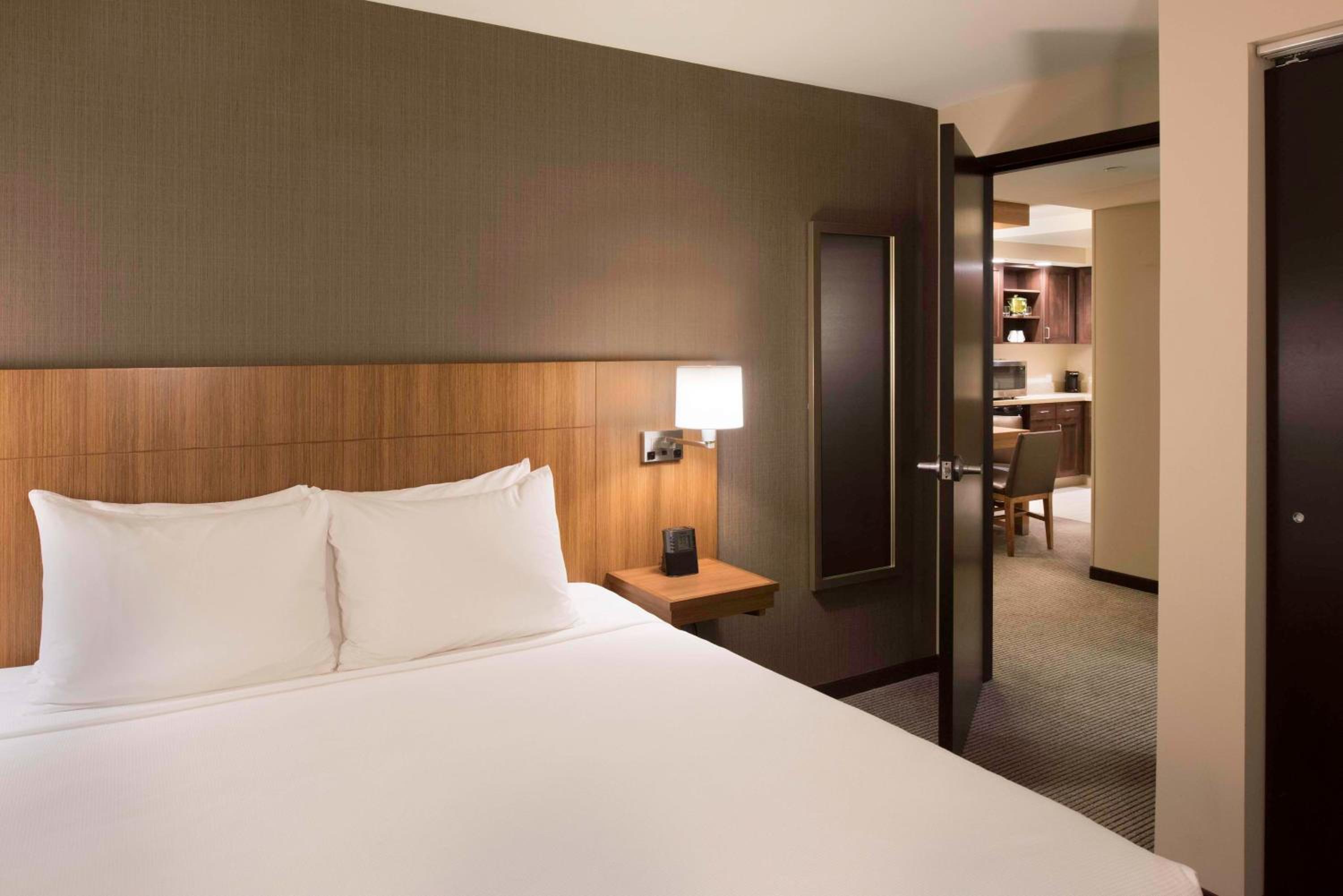 1 Bedroom, Suite, King Bed, Sofa