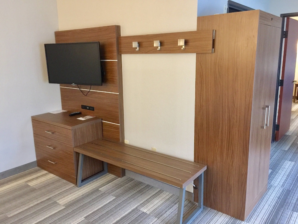 Holiday Inn Express and Suites Houston - Memorial Park Area 41/45
