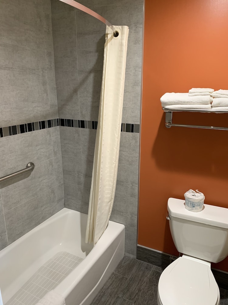 Ontario Inn & Suites 46/50